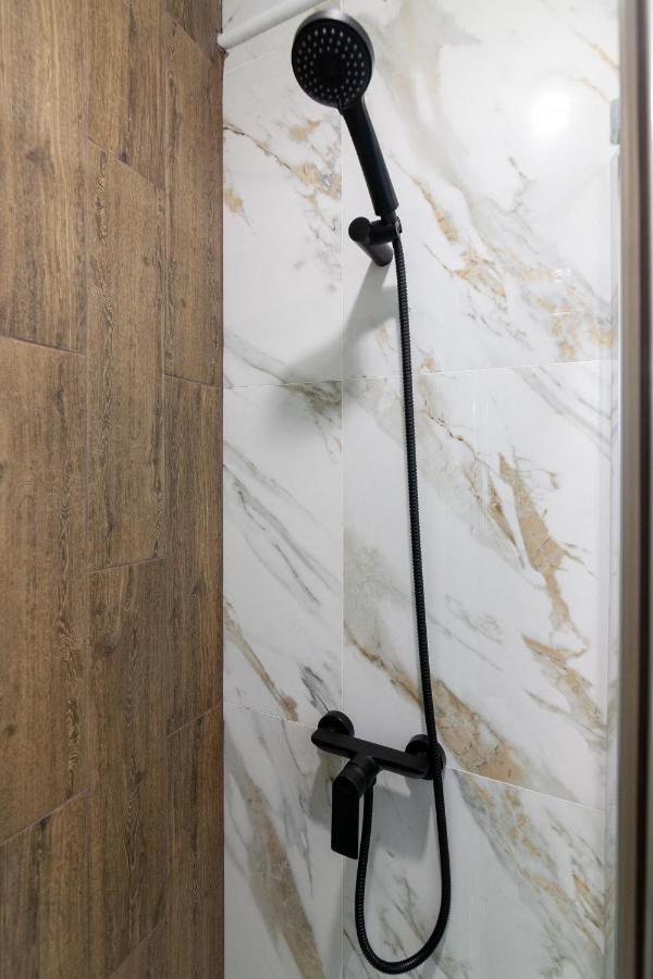 Alfa Apartments Kniazia Leva 2 リヴィウ エクステリア 写真